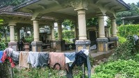 Beberapa dari mereka memiliki rumah bedeng yang dibangun tak jauh dari kuburan yang mereka tinggali.