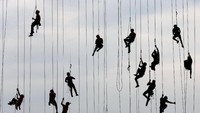Mereka adu cepat ke atas/Foto: REUTERS/Paulo Whitaker