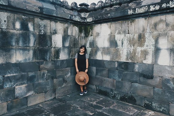 Seperti yang satu ini, Gregoria wisata candi di DI Yogyakarta. Dia berfoto di salah satu sudut candi (greegoriaa/Instagram) Seperti yang satu ini, Gregoria wisata candi di DI Yogyakarta. Dia berfoto di salah satu sudut candi (greegoriaa/Instagram)