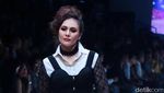 Genit, Seksi dan Menawan! Aksi Para Selebriti di Jakarta Fashion Week 2018