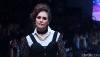 Seperti Astrid, Wulan Guritno juga bergaya klasik bak Madonna di ajang Jakarta Fashion Week 2018 di kawasan Senayan, Jakarta Pusat pada akhir pekan lalu. Pool/Ismail/detikFoto.