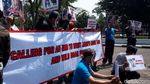 Aksi Tolak Adu Bagong di Gedung Sate