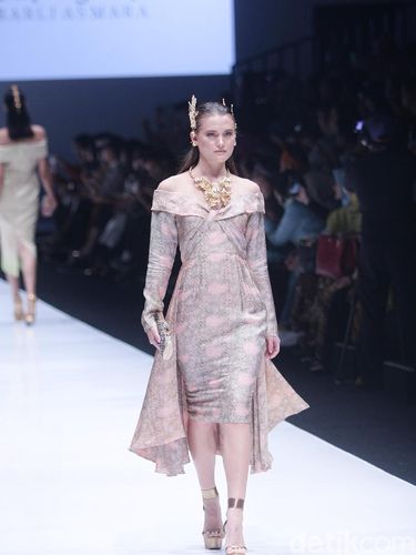 Batik Jambi Jadi Gaun Pastel Nan Elegan Lewat Sentuhan Barli Asmara
