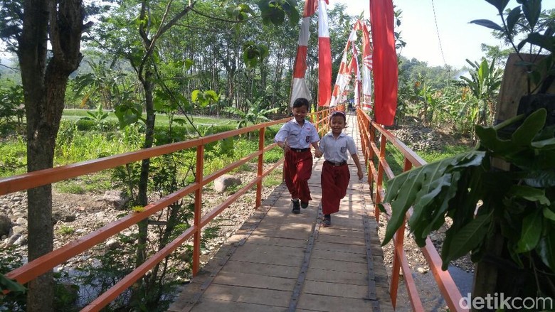 Setelah 25 Tahun, Siswa di SD ini Kini Tak Perlu Lagi Terjang Sungai Setelah 25 Tahun, Siswa di SD ini Kini Tak Perlu Lagi Terjang Sungai