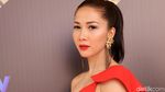 Seksinya Andrea Dian dengan Gaun Merah