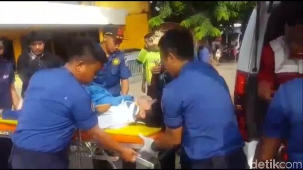 Aksi Petugas Damkar Tolong Pemotor yang Terkapar Usai Tabrak Bajaj