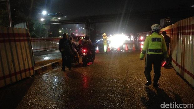 Ada Genangan, Jalan Cawang Interchange arah Cililitan Macet