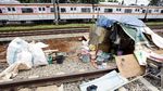 Gubuk Liar Menjamur di Pinggir Rel KA Jakarta-Bekasi
