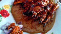 Sate Ponorogo Pal Slamet ini diunggah oleh netizen @edy.s.wignyo, Ciri khas sate ini potongan daging ayamnya panjang dan disajikan bersama saus kacang, sambal rawit dan rajangan bawang merah. Uenake rek!Foto: Istimewa
