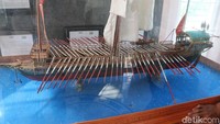 Azimah mengaku berketurunan Turki. Saat detikcom berkunjung ke sana, dia memperlihatkan silsilah keluarga yang ditempel di museum di kompleks makam. Di dalam museum, ada sebuah kapal replika yang dipakai orang-orang Turki saat ke Aceh pada zaman dulu (Agus Setyadi/detikTravel)