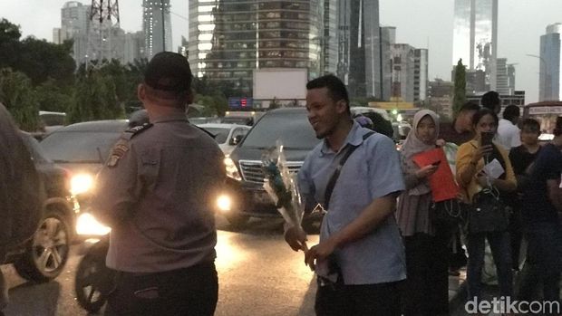 Diguyur Hujan, Massa Eks Mahasiswa Berdemo di Depan Polda Metro