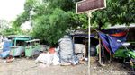 Gubuk Liar Menjamur di Pinggir Rel KA Jakarta-Bekasi
