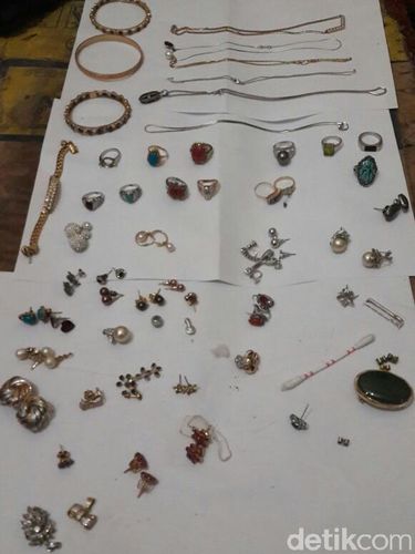 Barang bukti harta benda majikan yang diambil oleh pasutri di Tangsel