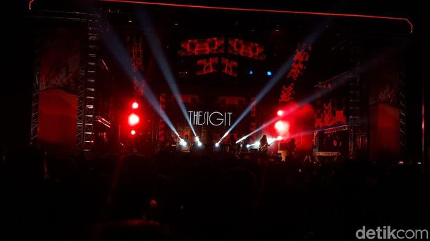Maliq & D'essential dan The Sigit Hipnotis Pengunjung MAXcited  