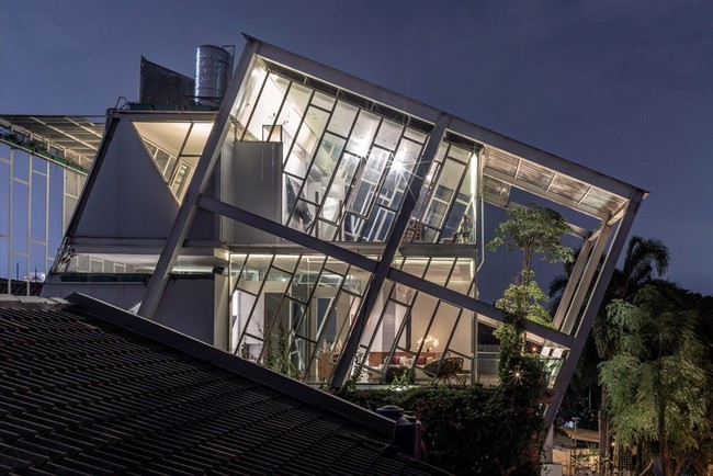 Rumah miring berikut ini bukan ada di luar negeri, melainkan Indonesia. Seperti dikutip dari dekoruma, rumah unik ini merupakan karya arsitek Budi Pradono. Meski bangunannya miring, rumah ini tidak akan roboh karena sudah terdesain dengan baik. Foto: sugarandcream.co