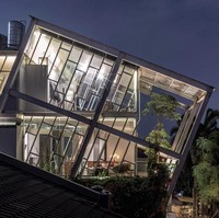 Rumah miring berikut ini bukan ada di luar negeri, melainkan Indonesia. Seperti dikutip dari dekoruma, rumah unik ini merupakan karya arsitek Budi Pradono. Meski bangunannya miring, rumah ini tidak akan roboh karena sudah terdesain dengan baik. Foto: sugarandcream.co