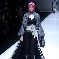 Hadir pula Ineke Koesherawati yang menjadi model dari Dian Pelangi. Ineke tampil elegan mengenakan koleksi Dian Pelangi yang bertemakan batik arsiran. Foto: Dok.Mohammad Abduh/Wolipop