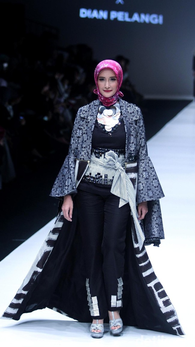 Hadir pula Ineke Koesherawati yang menjadi model dari Dian Pelangi. Ineke tampil elegan mengenakan koleksi Dian Pelangi yang bertemakan batik arsiran. Foto: Dok.Mohammad Abduh/Wolipop
