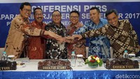 Direktur Utama PT Bank Tabungan Negara (Persero) Tbk. Maryono (ketiga kiri) bersama jajaran Direksi Bank BTN R. Mahelan Prabantarikso, Adi Setianto, Iman N. Soeko, Oni Febriarto R., dan Nixon L. P. Napitupulu menyatukan tangan dalam konferensi pers Paparan Kinerja Bank BTN per Kuartal III/2017 di Menara BTN, Jakarta, Senin (23/10).