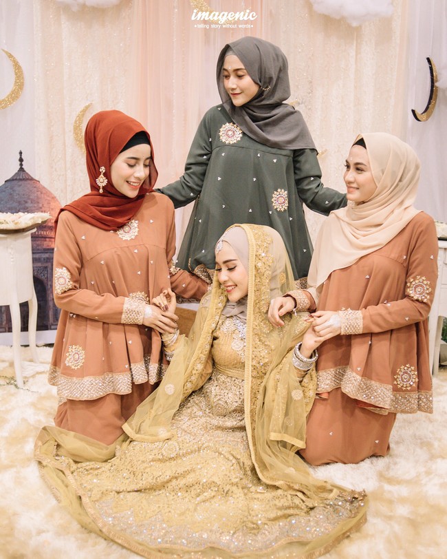 Ketika mehndi night, sahabat selebgram hijab lainnya hadir mendampingi Hamidah Rachmayanti sebelum resmi dipersunting oleh Irvan Farhad. Selebgram hijab yang hadir --Aghnia Punjabi, Helmi Nursifah, dan Nisa Cookie-- tampil manis dalam balutan seragam warna abu-abu dan oranye. Tambahan anting pada setiap hijab mereka memberikan sentuhan atraktif. Foto: Dok. Instagram @imagenic