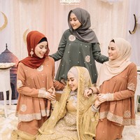 Ketika mehndi night, sahabat selebgram hijab lainnya hadir mendampingi Hamidah Rachmayanti sebelum resmi dipersunting oleh Irvan Farhad. Selebgram hijab yang hadir --Aghnia Punjabi, Helmi Nursifah, dan Nisa Cookie-- tampil manis dalam balutan seragam warna abu-abu dan oranye. Tambahan anting pada setiap hijab mereka memberikan sentuhan atraktif. Foto: Dok. Instagram @imagenic