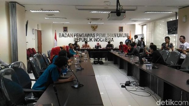Partai Idaman melaporkan KPU ke kantor Bawaslu, Senin (23/10/2017)
