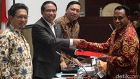 Komarudin Watubun juga menyerahkan pandangan mini fraksi kepada Ketua Komisi II Zainudin Amali.