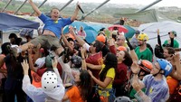 Melompat menggunakan tali dan berayun ini merupakan tradisi di jembatan Hortolandia/Foto: REUTERS/Paulo Whitaker
