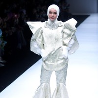 Ada pula aktris sekaligus penyanyi Dewi Sandra yang tampil eksentrik mengenakan karya Barli Asmara. Struktur busana yang artistik membuat penampilan Dewi Sandra begitu menarik perhatian. Foto: Dok.Mohammad Abduh/Wolipop