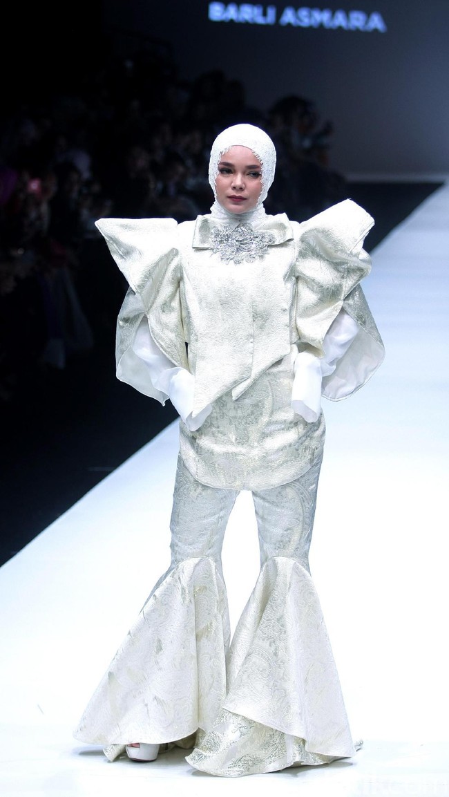 Ada pula aktris sekaligus penyanyi Dewi Sandra yang tampil eksentrik mengenakan karya Barli Asmara. Struktur busana yang artistik membuat penampilan Dewi Sandra begitu menarik perhatian. Foto: Dok.Mohammad Abduh/Wolipop