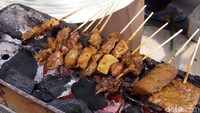 Ada sebanyak 4 ribu porsi sate kere yang dipesan untuk acara pernikahan Kahiyang dan Bobby. Tiap porsi sate kere terdiri dari daging api, jerohan, tempe kedelai dan gembus. Disajikan lengkap dengan lontong dan sambal kacang. Foto: Bayu Ardi Isnanto/detikcom