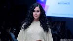 Genit, Seksi dan Menawan! Aksi Para Selebriti di Jakarta Fashion Week 2018
