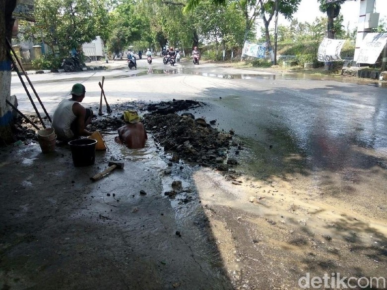 Pipa Utama Bocor, Saluran PDAM di Dua Kecamatan Lamongan Mampet Pipa Utama Bocor, Saluran PDAM di Dua Kecamatan Lamongan Mampet