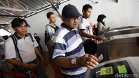 Sementara itu operasional stasiun masih berlangsung normal menggunakan stasiun sementara.