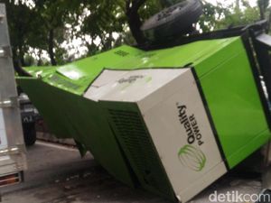 Truk Genset Terguling di Permata Hijau, Lalin Tersendat