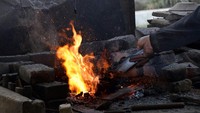 Lempengan besi dibakar hingga memerah. Jaka Priatna/Laskar Kampungku.