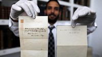 Ada dua catatan tulisan tangan Einstein yang diberikan kepada seorang kurir di Tokyo pada 1922 silam