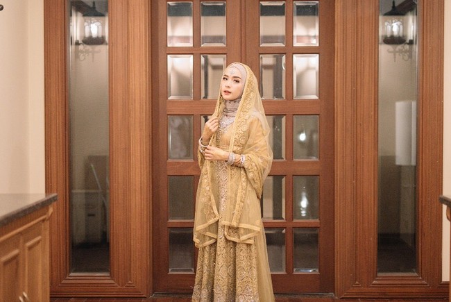 Ini merupakan penampilan Hamidah Rachmayanti saat mehndi night atau henna night. Mehndi night merupakan tradisi yang biasa dilakukan oleh pengantin India atau Arab pada malam sebelum menikah. Kerabat dekat dari calon pengantin wanita hadir mengenakan henna dan berpesta sebelum menikah. Hamidah tampil cantik seperti pengantin India mengenakan dress warna emas. Foto: Dok. Instagram @imagenic