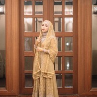 Ini merupakan penampilan Hamidah Rachmayanti saat mehndi night atau henna night. Mehndi night merupakan tradisi yang biasa dilakukan oleh pengantin India atau Arab pada malam sebelum menikah. Kerabat dekat dari calon pengantin wanita hadir mengenakan henna dan berpesta sebelum menikah. Hamidah tampil cantik seperti pengantin India mengenakan dress warna emas. Foto: Dok. Instagram @imagenic