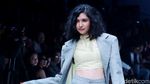 Genit, Seksi dan Menawan! Aksi Para Selebriti di Jakarta Fashion Week 2018