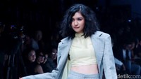 Mikha Tambayong kembali menunjukan perut seksinya dalam balutan setelan abu-abu dan crop top kuning. Pool/Ismail/detikFoto.