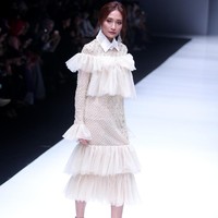 Artika Sari Devi juga beraksi di runway JFW 2017. Ia membawakan rancangan Barli Asmara yang serba putih dengan detail tutu mendominasi koleksinya.Foto: Dok. Mohammad Abduh/Wolipop