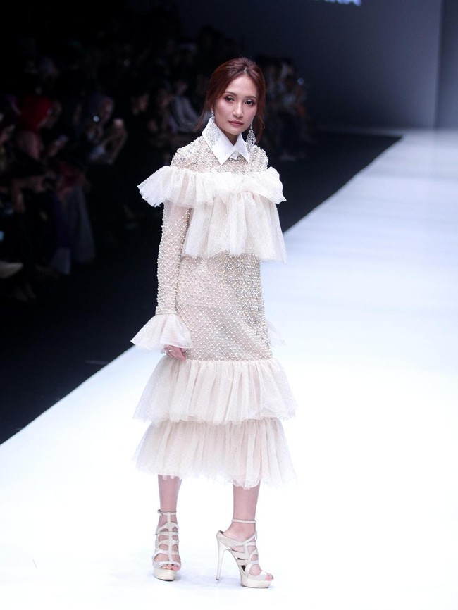 Artika Sari Devi juga beraksi di runway JFW 2017. Ia membawakan rancangan Barli Asmara yang serba putih dengan detail tutu mendominasi koleksinya.Foto: Dok. Mohammad Abduh/Wolipop