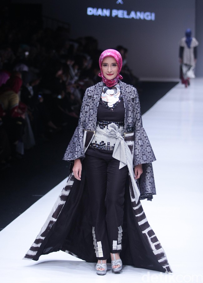 Koleksi terbaru desainer Dian Pelangi yang mengangkat tema bertajuk Arsiran di Jakarta Fashion Week 2018. Senayan City, Jakarta, Minggu (22/10/2017). Foto: Mohammad Abduh/Wolipop