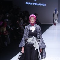 Koleksi terbaru desainer Dian Pelangi yang mengangkat tema bertajuk Arsiran di Jakarta Fashion Week 2018. Senayan City, Jakarta, Minggu (22/10/2017). Foto: Mohammad Abduh/Wolipop