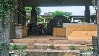 Pada malam hari, mereka pindah untuk tidur di rumah bedeng untuk menghindari gigitan nyamuk.