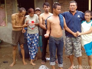 Mengenal Deni, Relawan Pembersih Orang Sakit Jiwa di Sukabumi