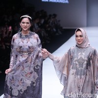 Masih menggunakan koleksi Ria Miranda, Mesty Ariotedjo juga tampil di atas panggung bersama sang ibunda, Arti Laksmigati. Berbeda dengan Mesty, Arti memakai kaftan model ruffle yang penuh motif dan detail. Foto: Dok. Mohammad Abduh/Wolipop