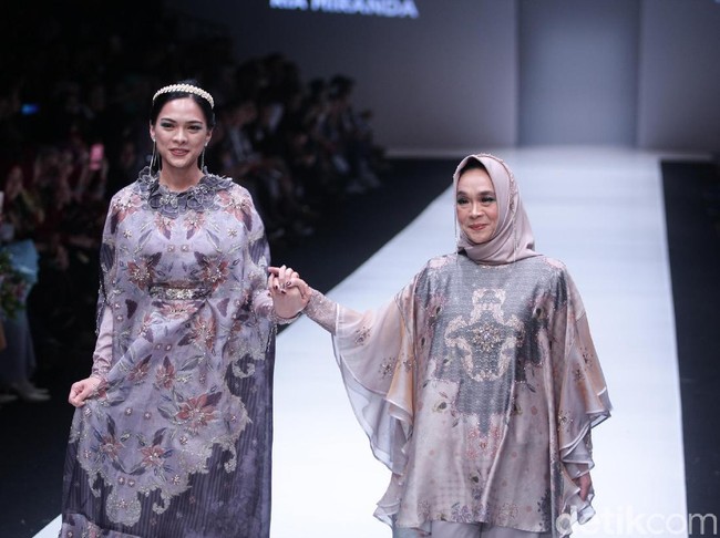 Masih menggunakan koleksi Ria Miranda, Mesty Ariotedjo juga tampil di atas panggung bersama sang ibunda, Arti Laksmigati. Berbeda dengan Mesty, Arti memakai kaftan model ruffle yang penuh motif dan detail. Foto: Dok. Mohammad Abduh/Wolipop