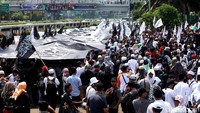 Massa didominasi laki-laki, namun ada juga sejumlah perempuan yang ikut.